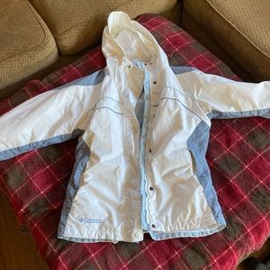 Women’s hooded Columbia ski jacket with removable fleece lining. White & Blue, M